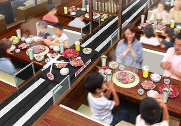 焼肉皿が高速レーンで客席まで運ばれてくる