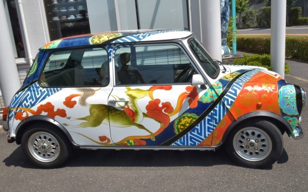 ギャラリー有田の入り口に停められた有田焼風のペイントを施した車