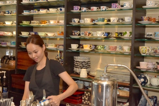店内に飾られた有田焼のコーヒーカップの中から好きなカップを選んでドリンクを楽しめる