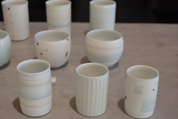 ブルーを取り入れていた百田さんの作品。取材クルーもお土産に購入