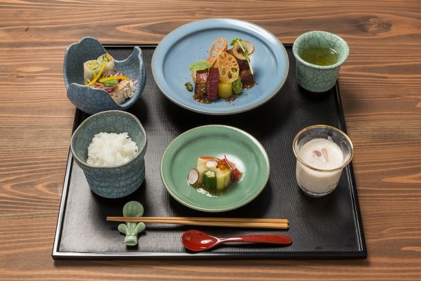 【写真を見る】USEUM ARITAで提供される洋食の「昼御膳」(2500円）。器は人間国宝・中島宏さんの作品