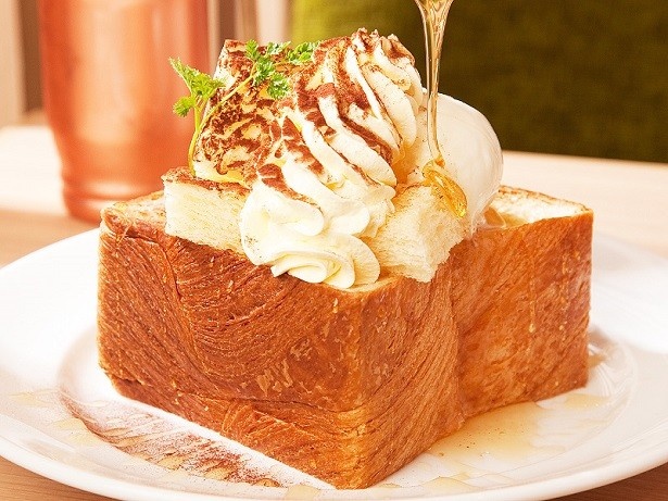 【写真を見る】ほろ苦い大人のティラミスの味を醸し出す「MIYABIティラミスハニートースト」(通常800円)
