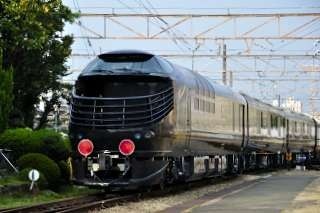 JR西日本の「走るホテル」瑞風、先頭車両搬入