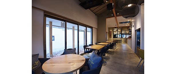 木造家屋の天井高を生かした、和モダンな空間。店内に配されたデザイナーズチェアやアートにも注目！/スロージェットコーヒー高台寺
