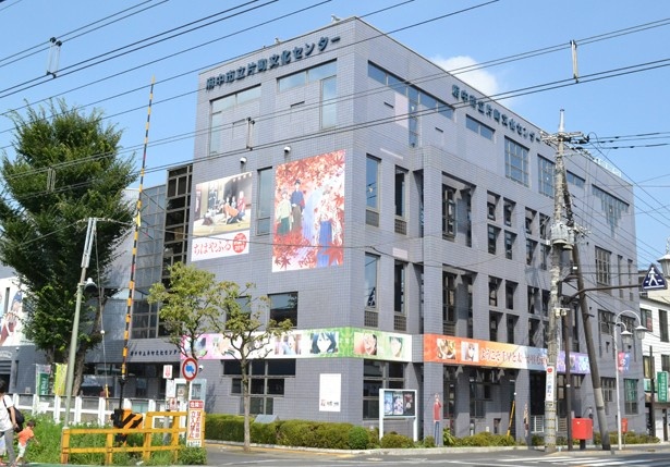 建物の外壁がアニメのイラストでデコレーションされている(「片町文化センター」)