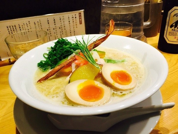 6位に入った「篝」のレビューでは、「史上最高の鶏ラーメンだ！」というコメントも見られた