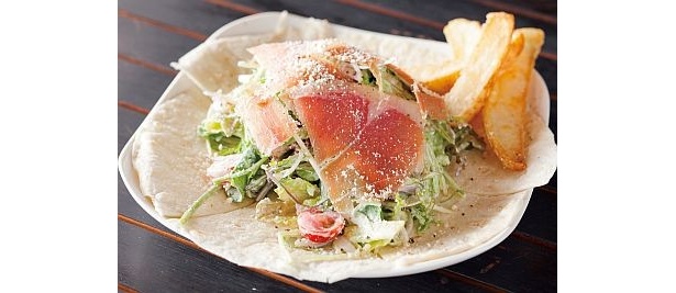 「音霊 OTODAMA SEA STUDIO 2009」の湘南野菜と生ハムのサラダPIZZAは、地場産野菜をたっぷり使ったヘルシーピザ