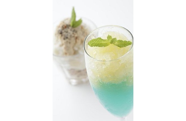 「BLUE WINDY TERRACE」の和イスクリーム（左）と、ブルーオーシャンゼリー パインソルベ添え（右）