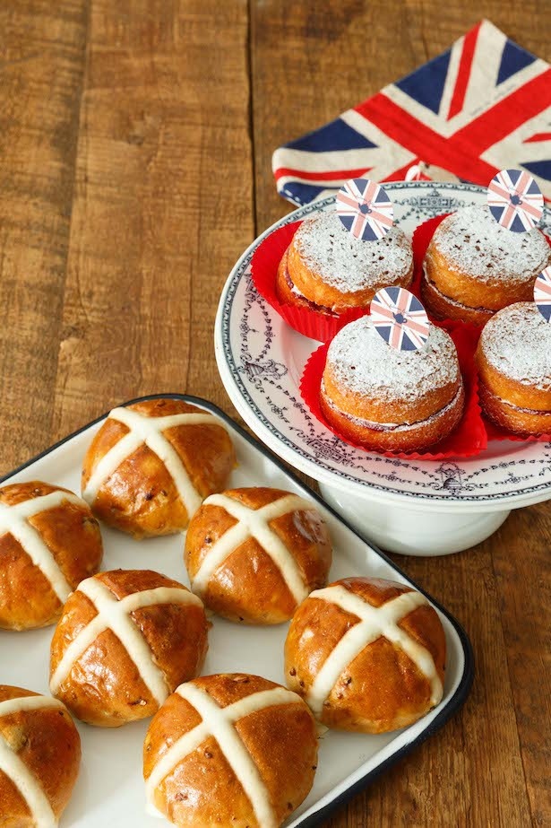 【写真を見る】英国の伝統メニュー、ヴィクトリアケーキとホットクロスバンズがアフタヌーンティー流にアレンジされて登場