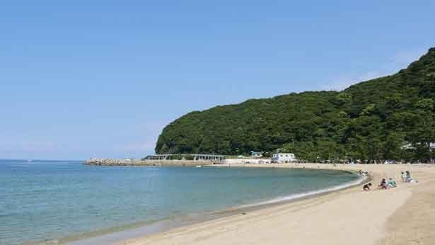 水上スクリーンが設置されるメイン会場の大浜海水浴場（洲本市）