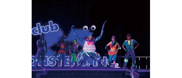 熱狂するモンスターの1人、ミスター・レッグスマン。モンスター界一（!?）の美脚の持ち主。なぜ美脚かはマイクが教えてくれる