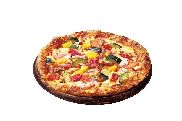 【写真を見る】「熟成ベーコンとグリル野菜」は、トッピングに特製マヨソースとトマトソースを合わせた彩り豊かなピザ