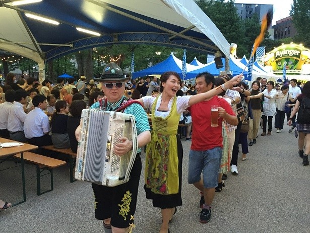30種以上の生ビール、伝統料理、民族音楽でドイツの雰囲気を満喫できる
