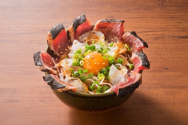 【写真を見る】食欲がそそられる「ローストカツオ丼」(税抜580円)