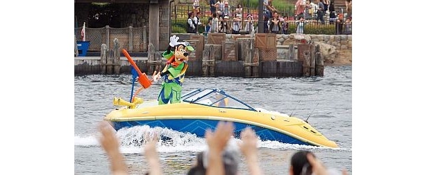 モーターボートのグーフィーは 神出鬼没。手に持ったホースで水をお見舞い