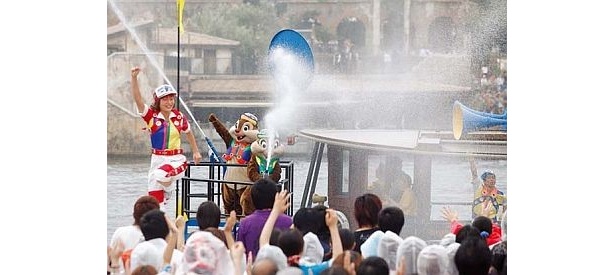 チップとデールの放水はやっぱり盛り上がる。かけ声や楽しい歌に合わせて、勢いよくスプラッシュ!