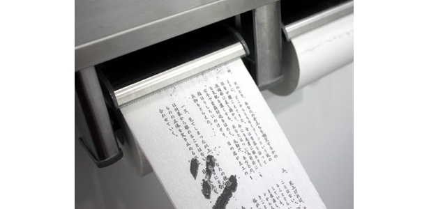 手の跡のようなシミが、おどろおどろしい…