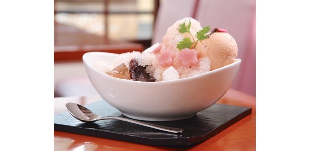 サクラのリキュールを使った「さくらばcafe」（京都・清水）の「雪どけざくら」（680円）