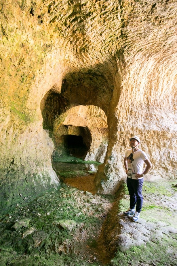 【写真を見る】泉山磁石場の洞窟に足を踏み入れた前園さん