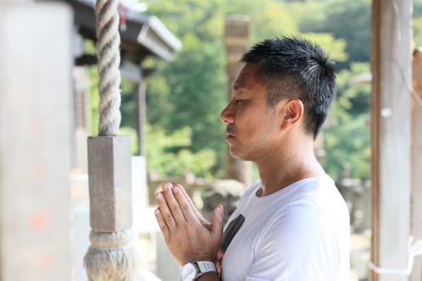陶山神社で参拝する前園さん。願い事は「内緒です(笑)」