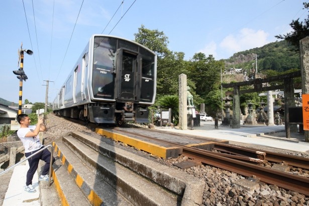 境内を電車が走る“珍百景”としても有名な陶山神社。前園さんも記念の一枚を