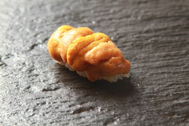 【写真を見る】シャリとネタは口に入れた時のバランスを考えて握っている