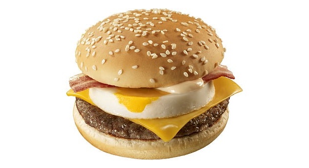 オリジナルのオーロラソースがうまさのポイント｢チーズ月見バーガー｣