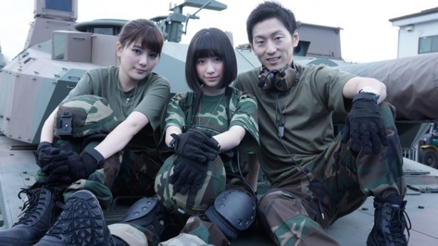 高橋胡桃(写真左)、吉田凜音らミリタリールックに身を包んだ美少女たちの活躍に注目