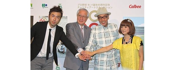 左から大岩さん、NPB加藤良コミッショナー、テリーさん、千秋さん