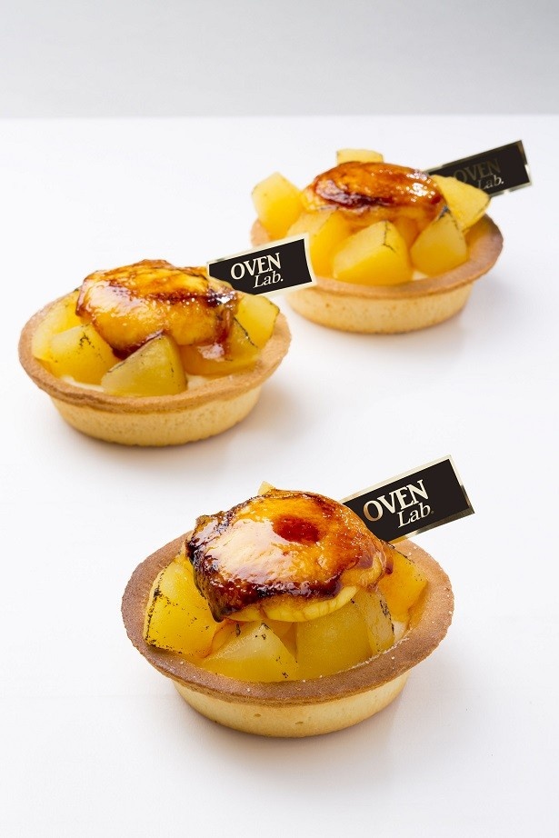 【写真を見る】眺めるだけで、よだれが！「焦がしりんごのチーズタルト」(345円)