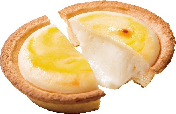 表面をこんがり、中はふわとろに焼き上げられた「ふわとろチーズタルト」(216円)