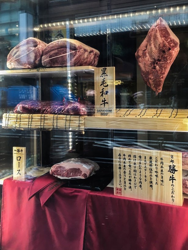 ズラリの肉が並べられた、店頭のショーケース