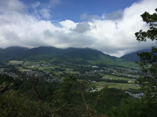 奈良・御所市は、金剛・葛城山麓「葛城の峯」に広がる里山。大自然の素晴らしい眺望が続く