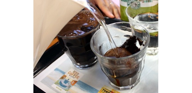 挽いた豆にお湯だけを注ぐ