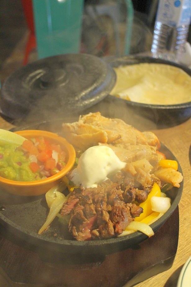 サワークリームとともにさっぱり食べられる「トリプルコンボファフィータ」
