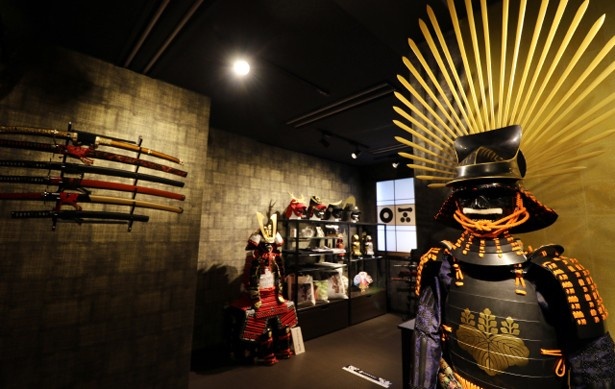 日本刀や甲冑などのサムライグッズを展示