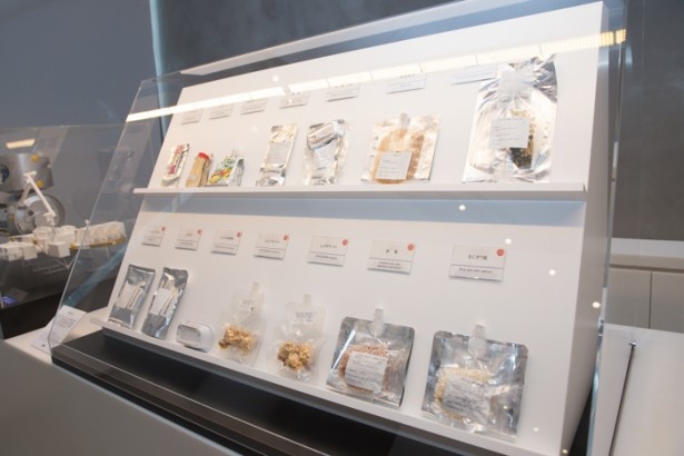 実際にISSで提供される貴重な宇宙食も展示している
