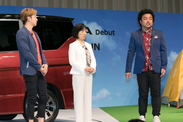 トークショーに参加した、山本耕史(左)、星野日産自動車専務執行役員(中)、パパイヤ鈴木(右)