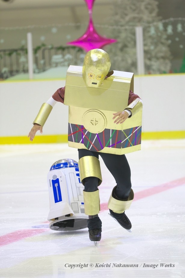 アイビスクラブの発表会より。手作り感満点のC-3PO。この方、前がほとんど見えてません。この状態で滑るのはかなり怖いと思います