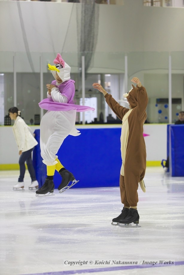 幕間に、着ぐるみを着てのスロージャンプ