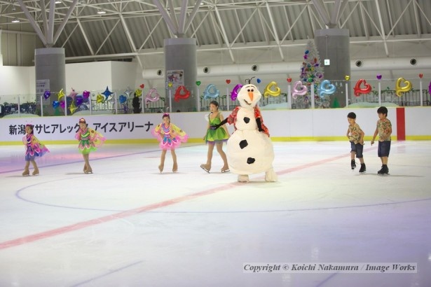 ここ数年、全国のクラブですっかり定番となった「アナ雪」。新潟クラブのオラフは良くできてます