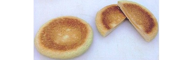 夕張メロン使用のクリームを包み、平焼きに仕上げた「夕張メロンクリームパン」（120円・北海道、沖縄以外の店舗で販売）
