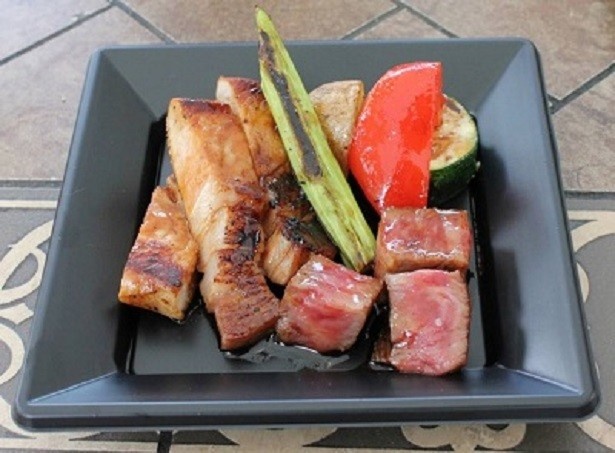 グルメだれを使った黒毛和牛＆黒豚ステーキ(イメージ)