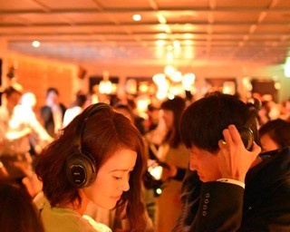 夜景に溶け込む“サイレント音楽フェス”って？