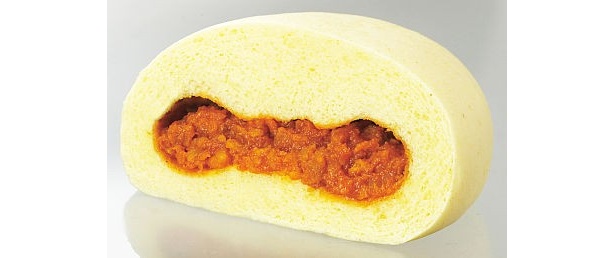 今年は激辛に！お子様は注意したスパイシーなおいしさ。｢激辛カレーまん｣(116円)
