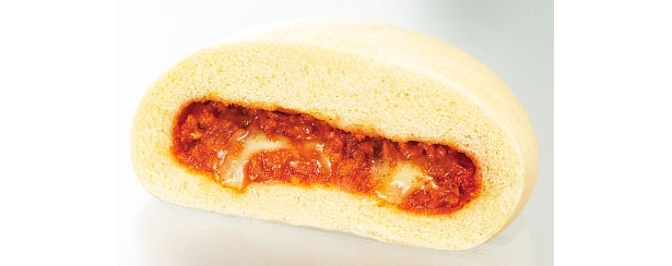 チーズたっぷりで、より食べ応えが増した｢ピザまん｣(116円)