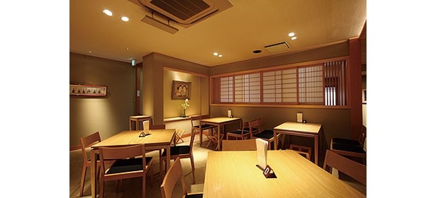 1階奥と2階(写真)のテーブル席でゆっくりと味わうことができる/家傳京飴 祇園小石