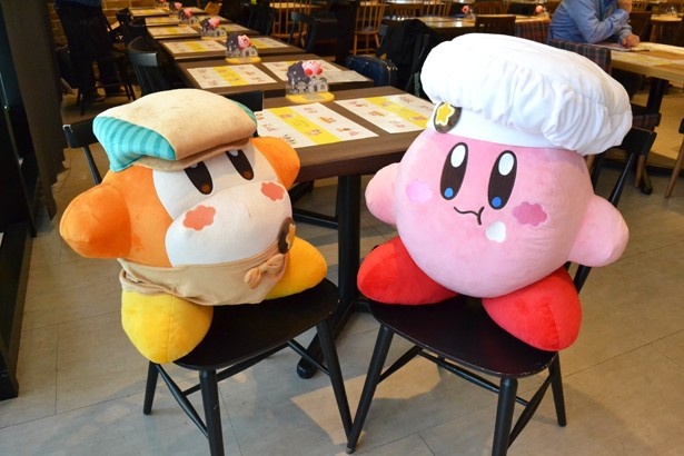 カフェ内のどこかにカービィカフェオリジナルの特大カービィ＆ワドルディのマスコットがかくれんぼしているので、来店時に探してみよう