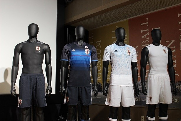 【写真を見る】サッカー日本代表のユニフォームとアンダーウェア