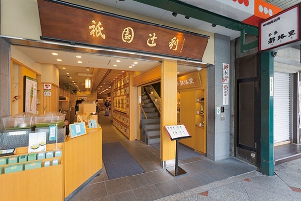 1階ではお茶のほか、クッキーなど、抹茶スイーツも販売している/茶寮都路里 祇園本店